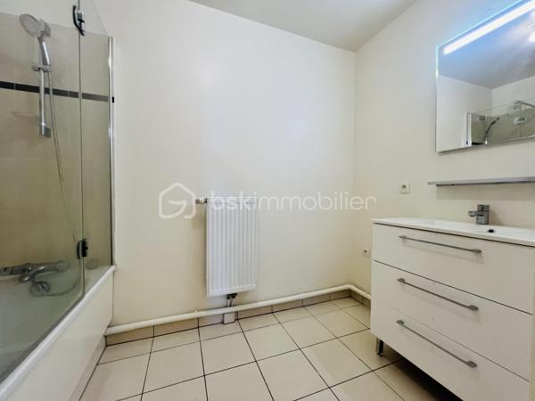 Un bien rare offrant espace extérieur, vue dégagée et prestations de qualité.

Situé entre ARCUEIL ET LE KREMLIN-BICÊTRE  au sein d’une RÉSIDENCE , fermée et sécurisée ANNÉE DE CONSTRUCTION 2014  cet appartement de 60 m² bénéficie d’une vue dégagée sur Paris .

Entièrement REFAIT À NEUF  en 2023, il ne nécessite AUCUN  travaux.

L’appartement se compose de :

 Une vaste entrée NORME PMR 
 ⁠Un séjour DE 33m² lumineux donnant directement accès À LA TERRASSE Idéal pour profiter des beaux jours et d’une vue dégagée sur Paris.
 ⁠Une cuisine aménagée et équipée
Deux chambres avec placards, bénéficiant également d’un accès à la terrasse
 ⁠Une salle de bains
  ⁠Des WC séparés


Les + du bien
 Appartement entièrement rénové en 2023
Vue dégagée sur Paris
Grande terrasse donnant accès à chacune des pièces 
Résidence de standing de 2014
 Résidence fermée et sécurisée 
 Deux chambres avec placards
Une place de parking en sous-sol
Local vélo

Un emplacement idéal permettant de rejoindre rapidement Paris et ses différents quartiers:

 À seulement 7 minutes à pied de la station Hôpital Bicêtre ligne 14
 À environ 10 minutes du RER B

Taxe foncière : 1 600 €
Les charges :2 400 €