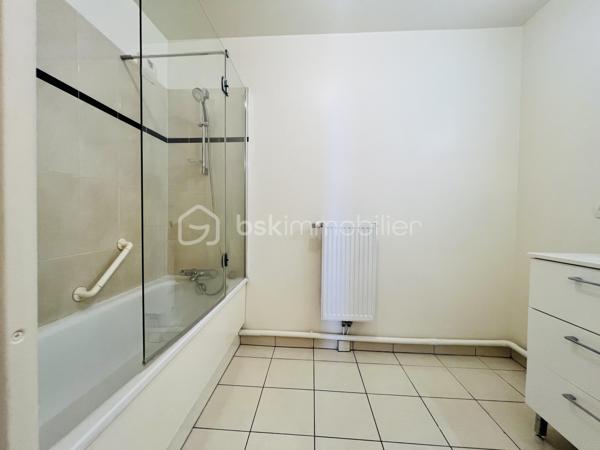 Un bien rare offrant espace extérieur, vue dégagée et prestations de qualité.

Situé entre ARCUEIL ET LE KREMLIN-BICÊTRE  au sein d’une RÉSIDENCE , fermée et sécurisée ANNÉE DE CONSTRUCTION 2014  cet appartement de 60 m² bénéficie d’une vue dégagée sur Paris .

Entièrement REFAIT À NEUF  en 2023, il ne nécessite AUCUN  travaux.

L’appartement se compose de :

 Une vaste entrée NORME PMR 
 ⁠Un séjour DE 33m² lumineux donnant directement accès À LA TERRASSE Idéal pour profiter des beaux jours et d’une vue dégagée sur Paris.
 ⁠Une cuisine aménagée et équipée
Deux chambres avec placards, bénéficiant également d’un accès à la terrasse
 ⁠Une salle de bains
  ⁠Des WC séparés


Les + du bien
 Appartement entièrement rénové en 2023
Vue dégagée sur Paris
Grande terrasse donnant accès à chacune des pièces 
Résidence de standing de 2014
 Résidence fermée et sécurisée 
 Deux chambres avec placards
Une place de parking en sous-sol
Local vélo

Un emplacement idéal permettant de rejoindre rapidement Paris et ses différents quartiers:

 À seulement 7 minutes à pied de la station Hôpital Bicêtre ligne 14
 À environ 10 minutes du RER B

Taxe foncière : 1 600 €
Les charges :2 400 €