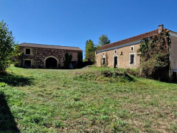 Maison ancienne - Belves Sud Dordogne, dans hameau, Ancien corps de ferme en pierres à restaurer .