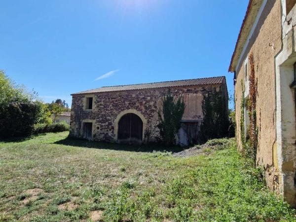Maison ancienne - Belves Sud Dordogne, dans hameau, Ancien corps de ferme en pierres à restaurer .