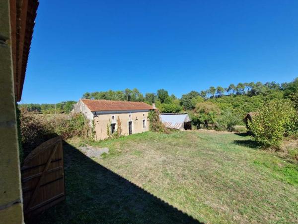 Maison ancienne - Belves Sud Dordogne, dans hameau, Ancien corps de ferme en pierres à restaurer .