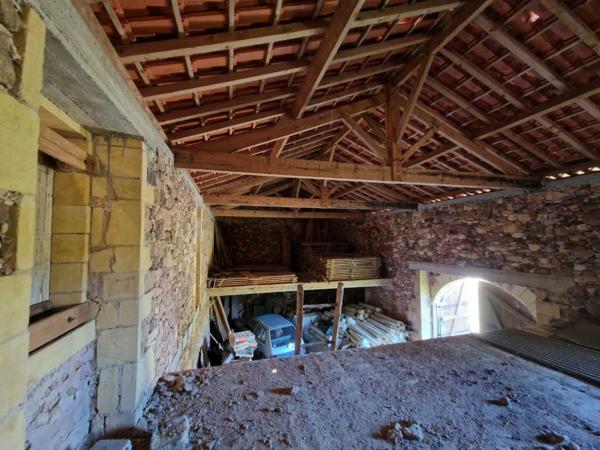 Maison ancienne - Belves Sud Dordogne, dans hameau, Ancien corps de ferme en pierres à restaurer .