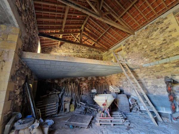 Maison ancienne - Belves Sud Dordogne, dans hameau, Ancien corps de ferme en pierres à restaurer .