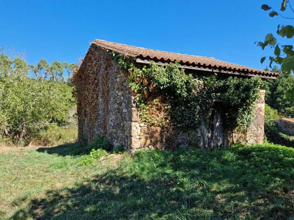 Maison ancienne - Belves Sud Dordogne, dans hameau, Ancien corps de ferme en pierres à restaurer .