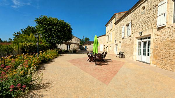 Maison
         10 pièces
        - 355 m²
