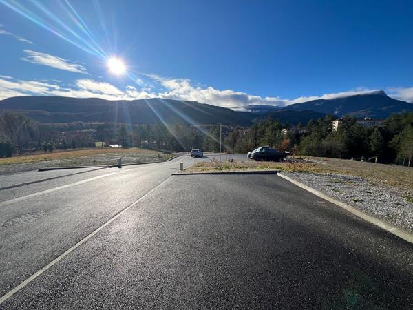 A vendre : Terrain constructible  viabilisé d'une surface de 1500m² dans un environnement  incroyable à 5 minutes de Sisteron, Alpes de haute Provence