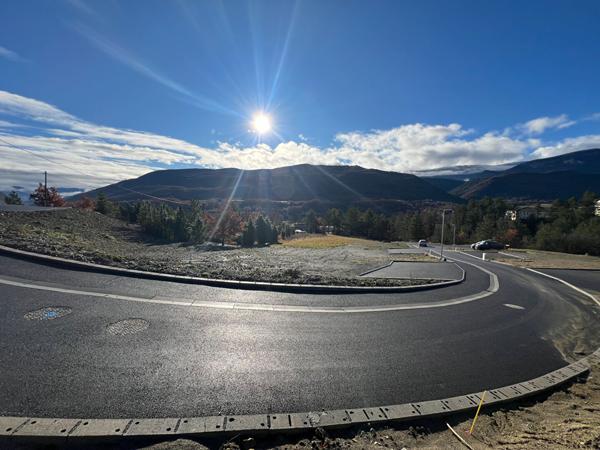 A vendre : Terrain constructible  viabilisé d'une surface de 1500m² dans un environnement  incroyable à 5 minutes de Sisteron, Alpes de haute Provence