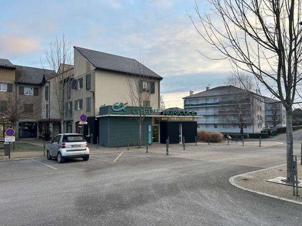 Local Commercial
         5 pièces
        - 108 m²