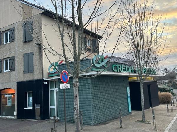 Local Commercial
         5 pièces
        - 108 m²