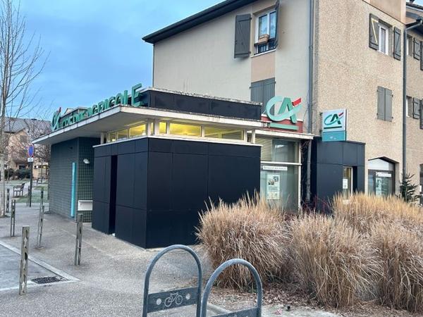 Local Commercial
         5 pièces
        - 108 m²