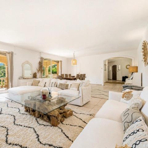 ELEGANCE PROVENCALE - VILLA de 203m2 avec PISCINE, GARAGE & VUE PANORAMIQUE