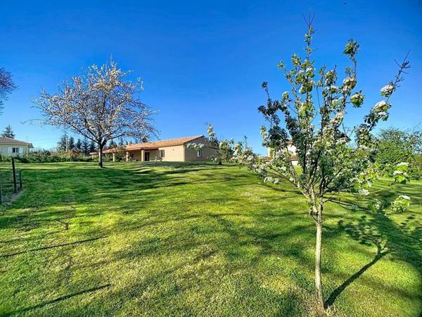 Grande villa de plain pied avec double garage