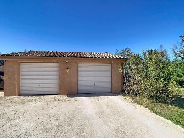 Grande villa de plain pied avec double garage