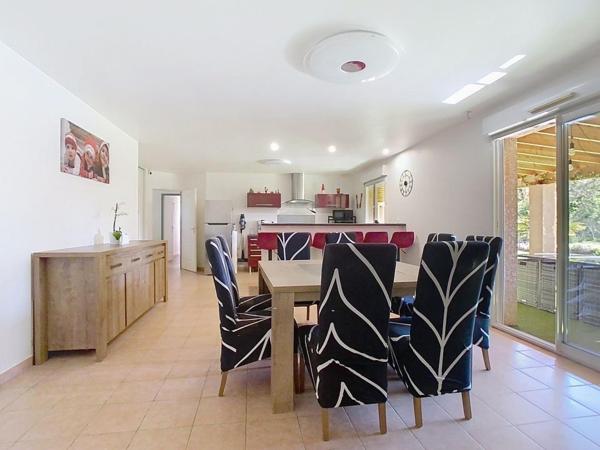 Grande villa de plain pied avec double garage