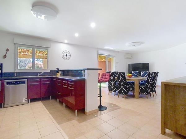 Grande villa de plain pied avec double garage