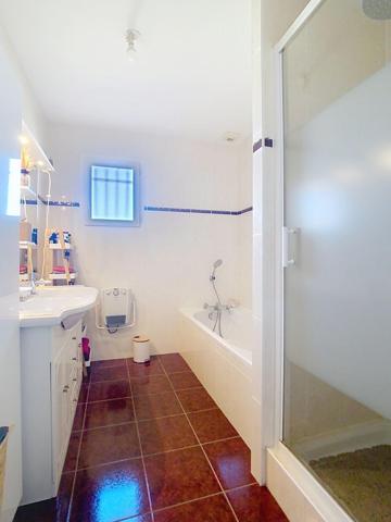 Grande villa de plain pied avec double garage