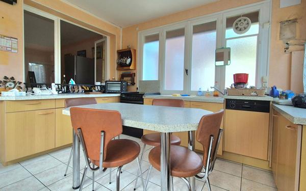 Maison à vendre    6 pièces •  Saint-Léger-du-Bourg-Denis