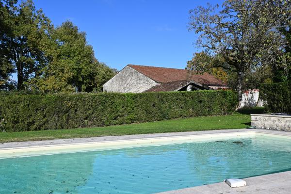 Hautefage-la-Tour (47340) Superbe propriété rurale avec maison en pierre, grange aménagée, piscine et plus de 4 ha