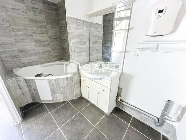 Maison de village T4 rénovée 70 m² – Terrasse tropézienne – Parking