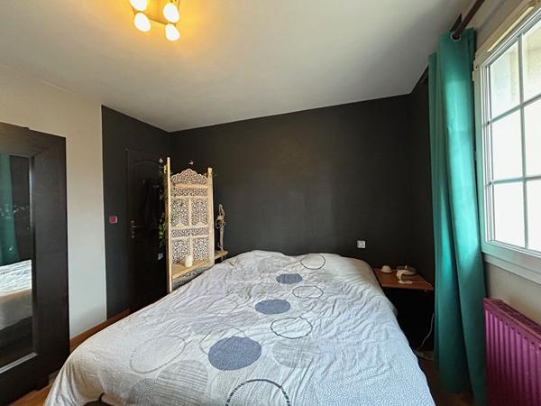 Maison familiale 4 chambres avec sous-sol complet - Proche Chartres -Véranda et atelier .