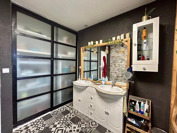 Maison familiale 4 chambres avec sous-sol complet - Proche Chartres -Véranda et atelier .