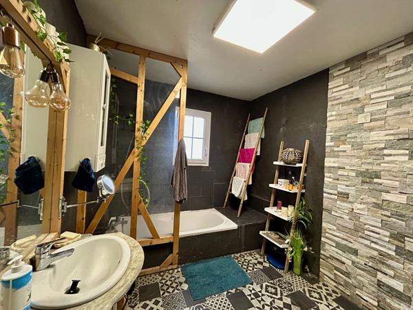 Maison familiale 4 chambres avec sous-sol complet - Proche Chartres -Véranda et atelier .