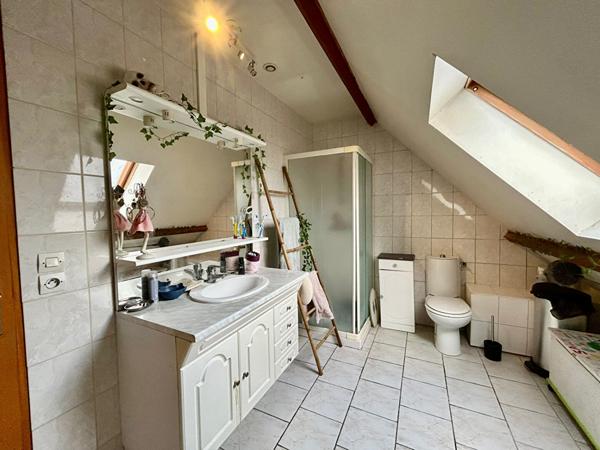 Maison familiale 4 chambres avec sous-sol complet - Proche Chartres -Véranda et atelier .