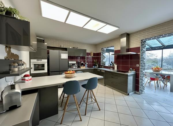 Maison familiale 4 chambres avec sous-sol complet - Proche Chartres -Véranda et atelier .