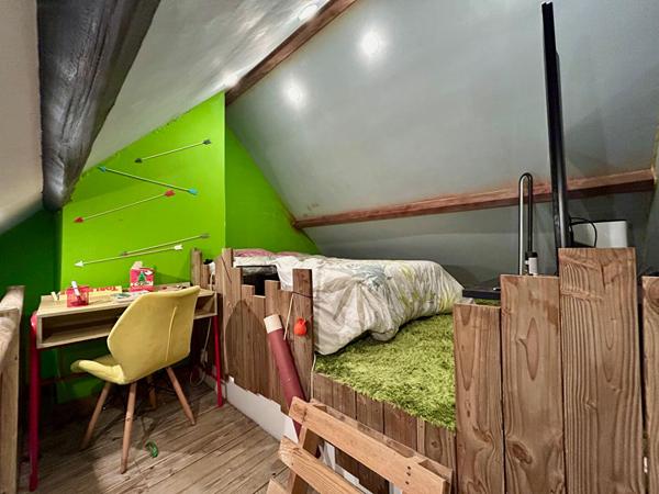 Maison familiale 4 chambres avec sous-sol complet - Proche Chartres -Véranda et atelier .