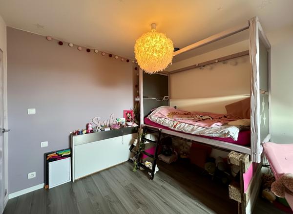 Maison familiale 4 chambres avec sous-sol complet - Proche Chartres -Véranda et atelier .