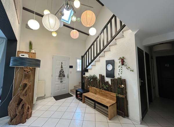 Maison familiale 4 chambres avec sous-sol complet - Proche Chartres -Véranda et atelier .