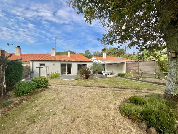 Maison de plain-pied 121m2, 3 chambres, 1 mezzanine, 1 garage proche du centre de Mouilleron