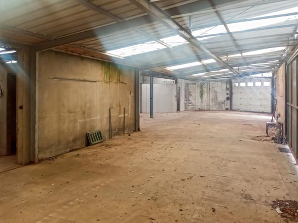 LE PERRIER - A LOUER LOCAL ARTISANAL OU DE STOCKAGE DE 400 m²