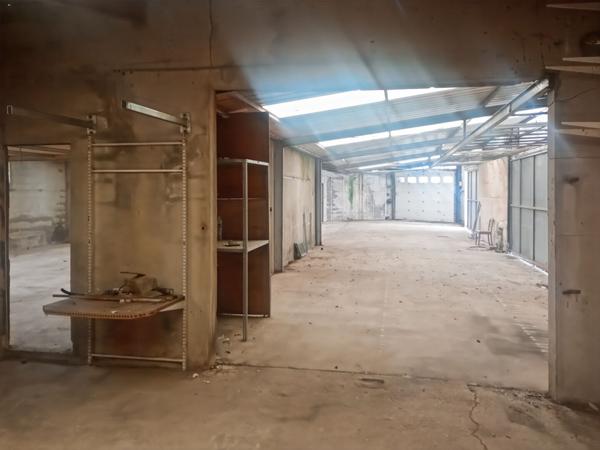 LE PERRIER - A LOUER LOCAL ARTISANAL OU DE STOCKAGE DE 400 m²