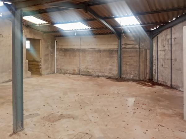 LE PERRIER - A LOUER LOCAL ARTISANAL OU DE STOCKAGE DE 400 m²