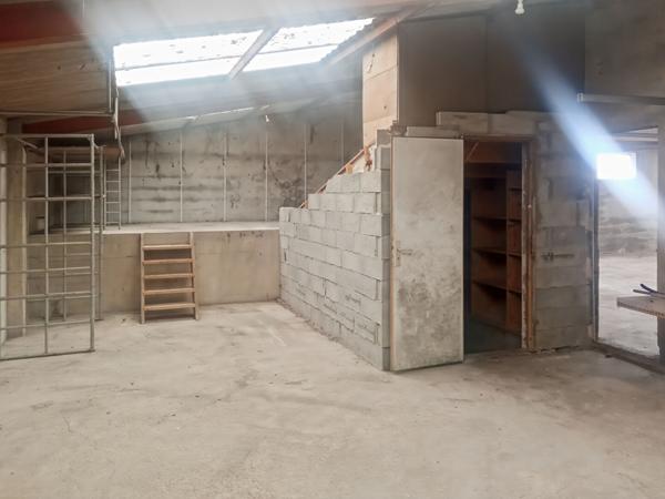LE PERRIER - A LOUER LOCAL ARTISANAL OU DE STOCKAGE DE 400 m²