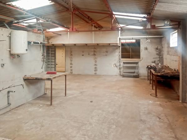 LE PERRIER - A LOUER LOCAL ARTISANAL OU DE STOCKAGE DE 400 m²