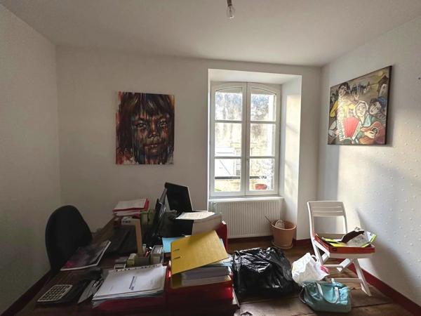 Immeuble à usage mixte à Saint-Savin – Emplacement idéal et revenue potentiel