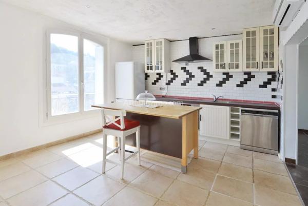 Vente                                                      Appartement
                        
                     3 pièces                      65 m2                     à Villeneuve-Saint-Georges
