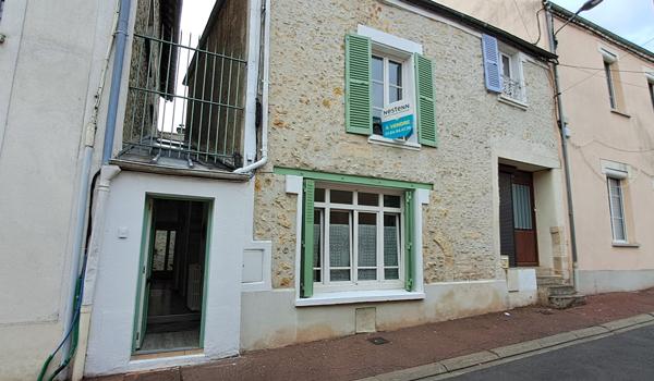 Maison de ville lumineuse de 70 m2 en centre ville d'Etampes avec une terrasse et une cave