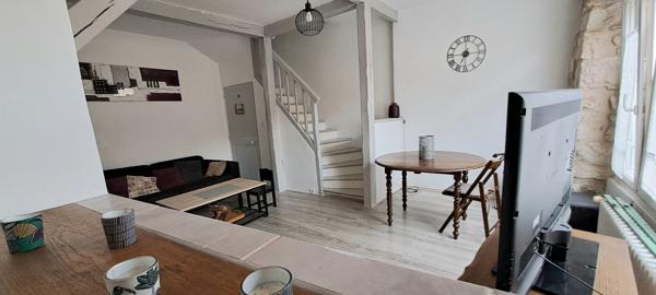 Maison de ville lumineuse de 70 m2 en centre ville d'Etampes avec une terrasse et une cave