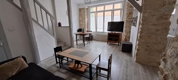 Maison de ville lumineuse de 70 m2 en centre ville d'Etampes avec une terrasse et une cave