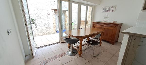 Maison de ville lumineuse de 70 m2 en centre ville d'Etampes avec une terrasse et une cave