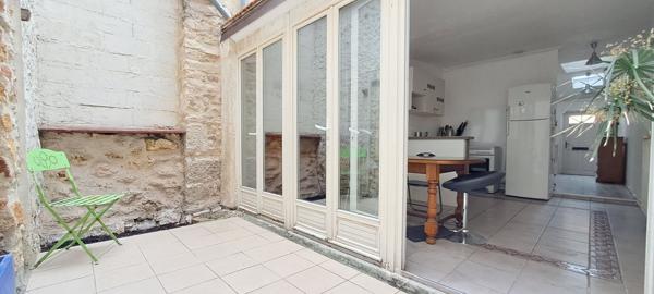 Maison de ville lumineuse de 70 m2 en centre ville d'Etampes avec une terrasse et une cave