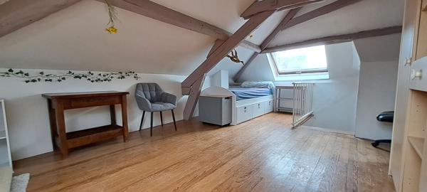 Maison de ville lumineuse de 70 m2 en centre ville d'Etampes avec une terrasse et une cave