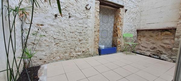 Maison de ville lumineuse de 70 m2 en centre ville d'Etampes avec une terrasse et une cave