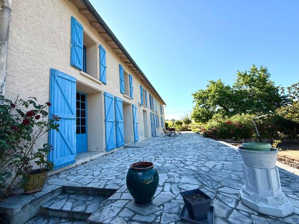 Bâtisse de 248 m² habitables sur un terrain de 6 280 m² avec piscine et 2 dépendances