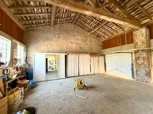 Bâtisse de 248 m² habitables sur un terrain de 6 280 m² avec piscine et 2 dépendances