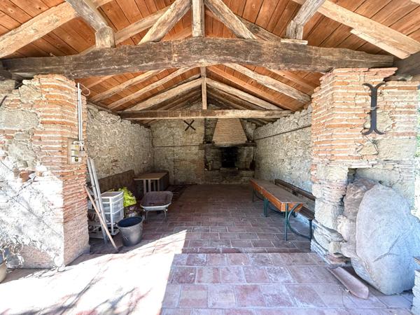 Bâtisse de 248 m² habitables sur un terrain de 6 280 m² avec piscine et 2 dépendances