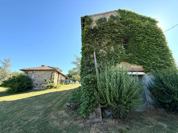 Bâtisse de 248 m² habitables sur un terrain de 6 280 m² avec piscine et 2 dépendances